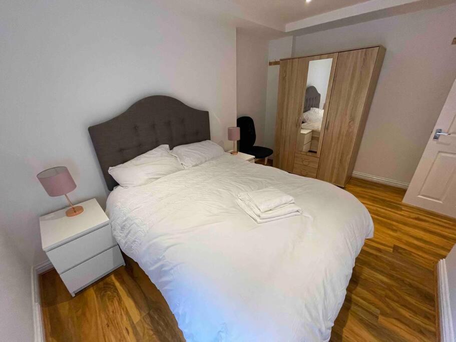 Comfortable 1 Bedroom And Double Sofa Bed Flat Londra Dış mekan fotoğraf
