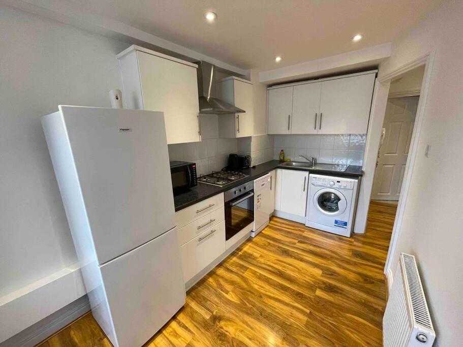Comfortable 1 Bedroom And Double Sofa Bed Flat Londra Dış mekan fotoğraf